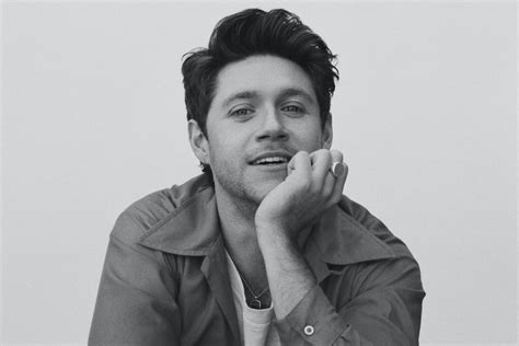 You will find information on the band and their solo efforts, as well as tours, songs, singles, albums, music videos, live performances, award shows, appearances and more. . Niall horan heardle